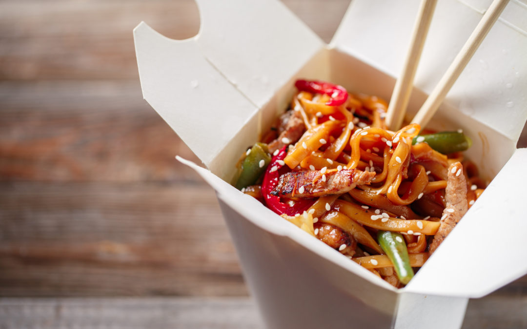 Noodles,With,Pork,And,Vegetables,In,Take-out,Box,On,Wooden